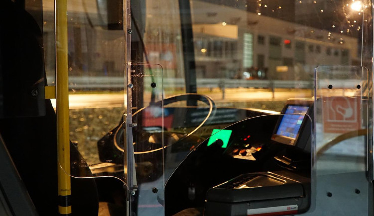 Muž ohrožoval řidiče autobusu injekční stříkačkou s neznámou tekutinou