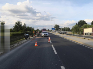 Řidiči osobáku upadl za jízdy na ruku žhavý oharek od cigarety, lekl se a zezadu narazil do dvou motorkářů