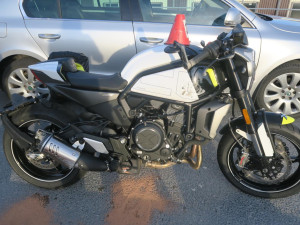 Řidiči osobáku upadl za jízdy na ruku žhavý oharek od cigarety, lekl se a zezadu narazil do dvou motorkářů