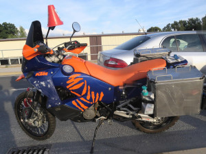 Řidiči osobáku upadl za jízdy na ruku žhavý oharek od cigarety, lekl se a zezadu narazil do dvou motorkářů