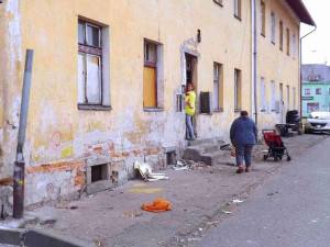 Sokolov odkoupí domy u nádraží, kde žijí problémoví obyvatelé