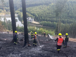 Hasiči likvidovali požár v armádním prostoru Hradiště, hořela tráva a porost v prostoru dopadu cvičných střel