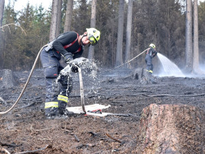 Hasiči likvidovali požár v armádním prostoru Hradiště, hořela tráva a porost v prostoru dopadu cvičných střel