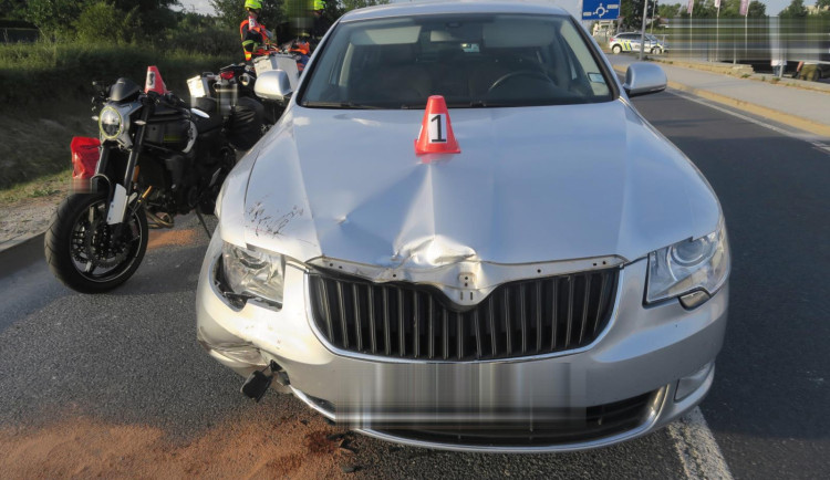 Řidiči osobáku upadl za jízdy na ruku žhavý oharek od cigarety, lekl se a zezadu narazil do dvou motorkářů