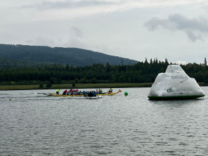 Na jezeře Michal u Sokolova soutěžily poprvé dračí lodě