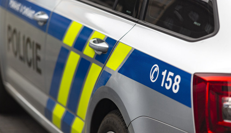 Muž urážel kolemjdoucí, rozbil dveře domu a napadl svědka. Hrozí mu až tři roky vězení