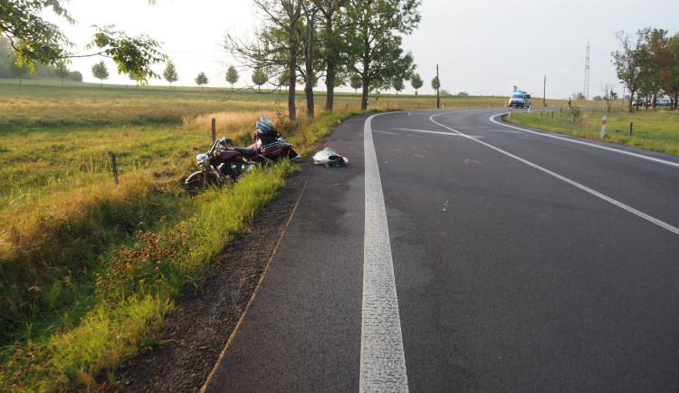 Tragická dopravní na Karlovarsku. Motorkář zemřel po pádu do příkopu zemřel