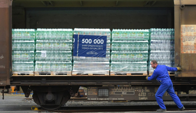 Železniční vlečka Mattoni odvezla stoky tisíc palet nápojů