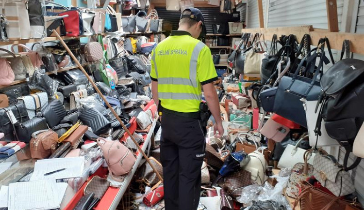 Celníci zajistili na tržnici u Chebu padělky zboží světoznámých firem