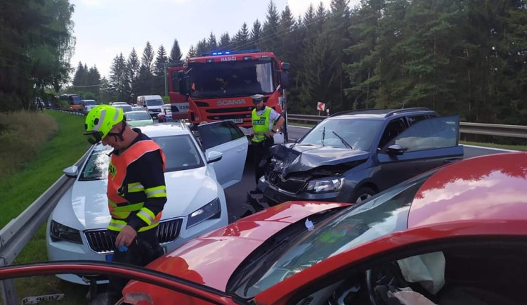 Při střetu čtyř automobilů na výjezdu z Karlových Varů se zranily dvě ženy