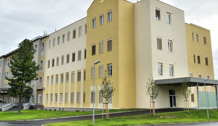 Dostavba nemocnice v Chebu spěje ke konci, nová oddělení se otevřou podzim