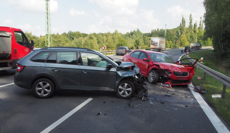 Dvě zraněné řidičky a škoda 160 tisíc korun. Nehoda tří aut zastavila provoz u Varů