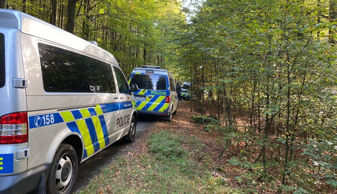 Vraždil pětačtyřicetiletý muž, hlásí karlovarští policisté