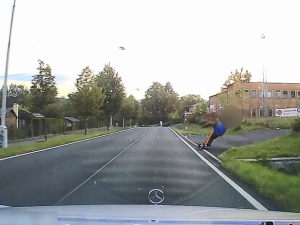 VIDEO: Muž spadl z elektrické koloběžky. Nadýchal 3,71 promile