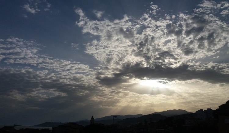 Začátek týdne bude slunečný, ve středu se přechodně ochladí