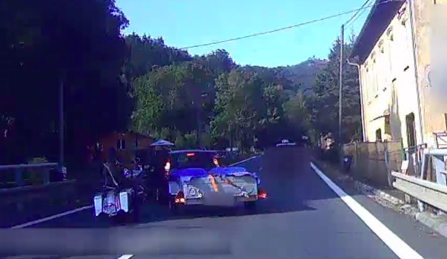 Motocyklista naboural do odbočujícího automobilu, skončil v nemocnici