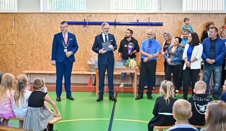 Premiér zahájil školní rok v ZŠ v Ostrově, popřál žákům, aby je učení bavilo