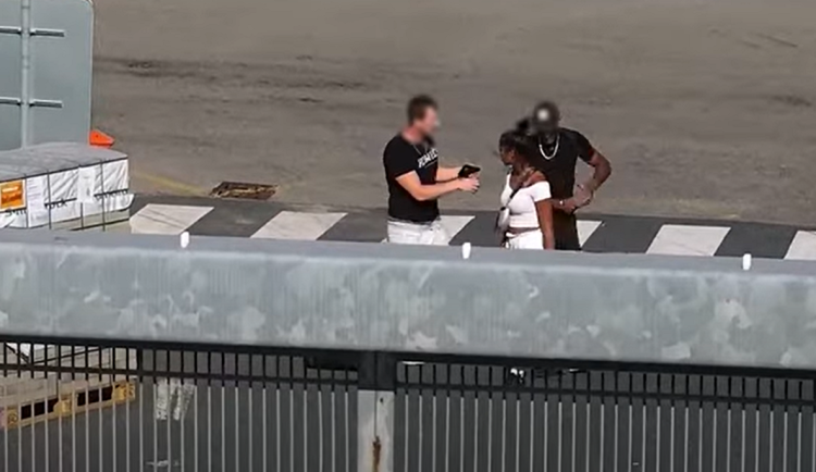 Turistovi nabídli pomoc místní z brněnského nádraží. Mlátili ho a okradli