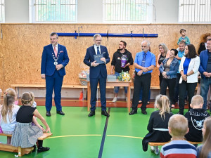 Premiér zahájil školní rok v ZŠ v Ostrově, popřál žákům, aby je učení bavilo