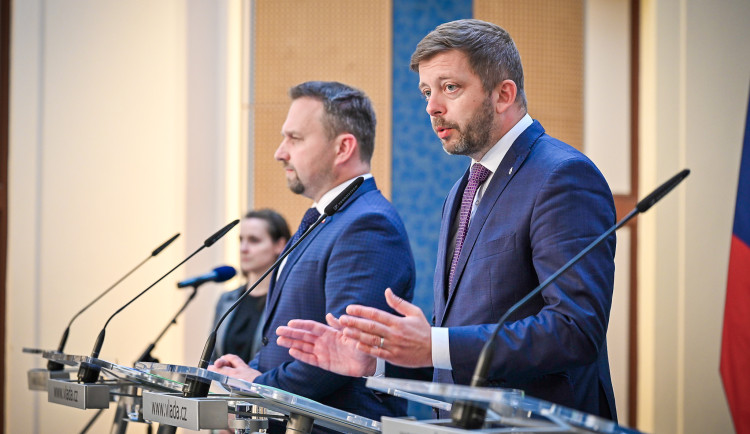 Vláda chce zabránit, aby šlo bez omezení zvyšovat zálohy, řekl Rakušan