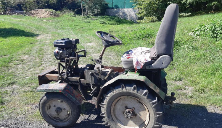 Na tomto traktoru vlastní výroby jel opilý muž bez řidičského průkazu