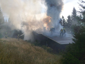 Požár chaty způsobil škodu za dva miliony korun, ubytovaná rodina stačila před ohněm uprchnout ven