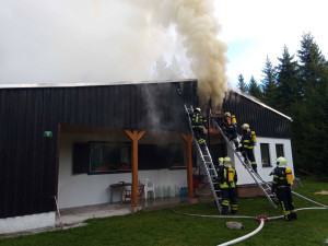 Požár chaty způsobil škodu za dva miliony korun, ubytovaná rodina stačila před ohněm uprchnout ven