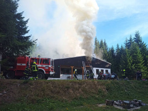Požár chaty způsobil škodu za dva miliony korun, ubytovaná rodina stačila před ohněm uprchnout ven