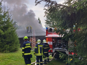 Požár chaty způsobil škodu za dva miliony korun, ubytovaná rodina stačila před ohněm uprchnout ven