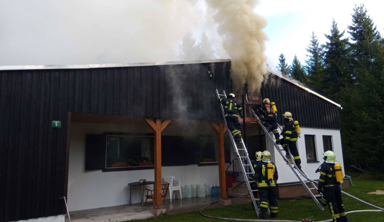 Požár chaty způsobil škodu za dva miliony korun, ubytovaná rodina stačila před ohněm uprchnout ven