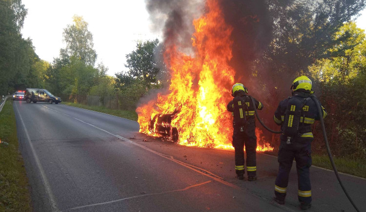 Vůz značky Mercedes se na silnici proměnil v ohnivou kouli, zůstalo z něj jen zcela ohořelé torzo