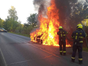 Vůz značky Mercedes se na silnici proměnil v ohnivou kouli, zůstalo z něj jen zcela ohořelé torzo