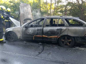 Vůz značky Mercedes se na silnici proměnil v ohnivou kouli, zůstalo z něj jen zcela ohořelé torzo