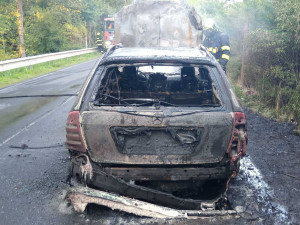 Vůz značky Mercedes se na silnici proměnil v ohnivou kouli, zůstalo z něj jen zcela ohořelé torzo