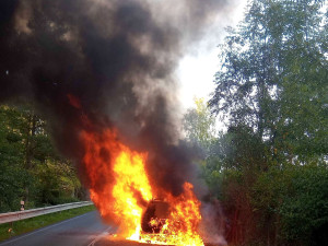 Vůz značky Mercedes se na silnici proměnil v ohnivou kouli, zůstalo z něj jen zcela ohořelé torzo