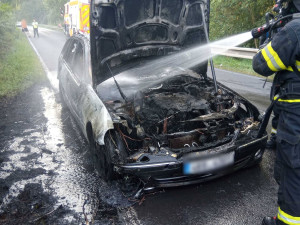 Vůz značky Mercedes se na silnici proměnil v ohnivou kouli, zůstalo z něj jen zcela ohořelé torzo