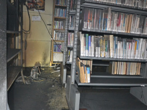 V Chebu hořela knihovna. Příčina požáru je v šetření