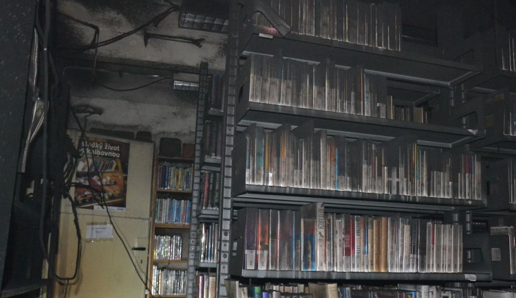 V Chebu hořela knihovna. Příčina požáru je v šetření