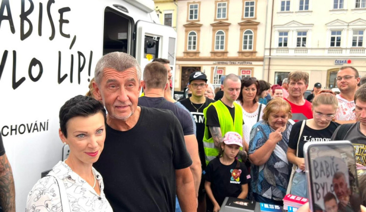 Babiš se omluvil za slova o zaplacených demonstrantech, protože mu to nařídil soud