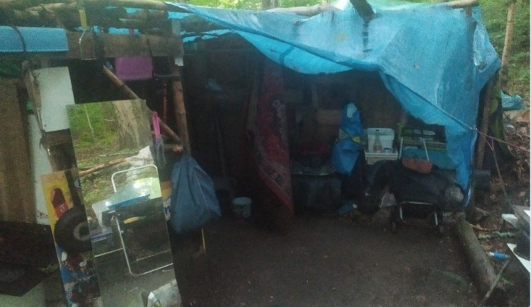 V Karlových Varech vylovili z příbytku zanedbanou bezdomovkyni