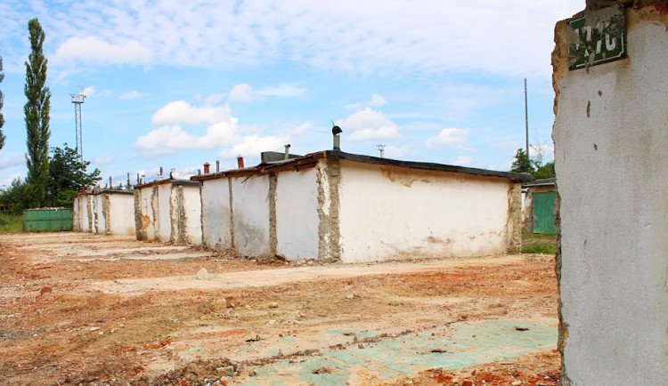 Garáže v Sokolově.