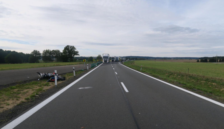 Jednašedesátiletý motorkář narazil do značky. Letěl pro něj vrtulník