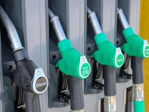 Paliva v Karlovarském kraji od minulého týdne zlevnila, nejlevnější benzín mají na Chebsku