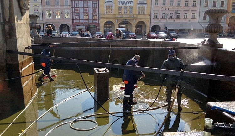 Město provádí pravidelnou údržbu kašen a pítek. Ve středu přijde řada na Samsonovu kašnu