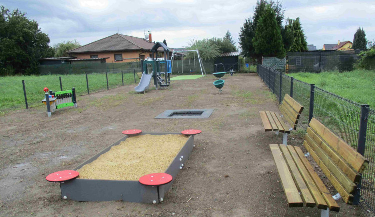 Dětské hřiště U Špačků je hotové. Herní prvky jsou z recyklovaných plastů