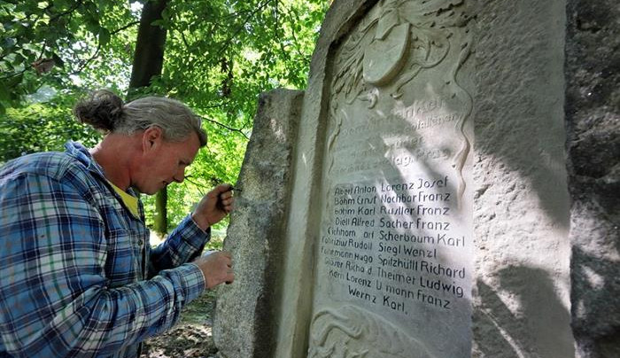 V Chebu obnovili sto let starý pomník. Připomíná studenty padlé za první světové války