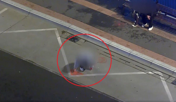 Mladík posprejoval nové vodorovné dopravní značení přímo pod dohledem bezpečnostní kamery městské policie