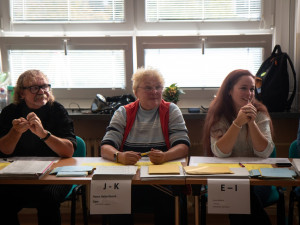 Sčítání hlasů začalo. Volební místnosti se úderem druhé hodiny uzavřely