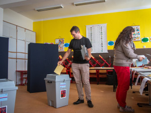Sčítání hlasů začalo. Volební místnosti se úderem druhé hodiny uzavřely