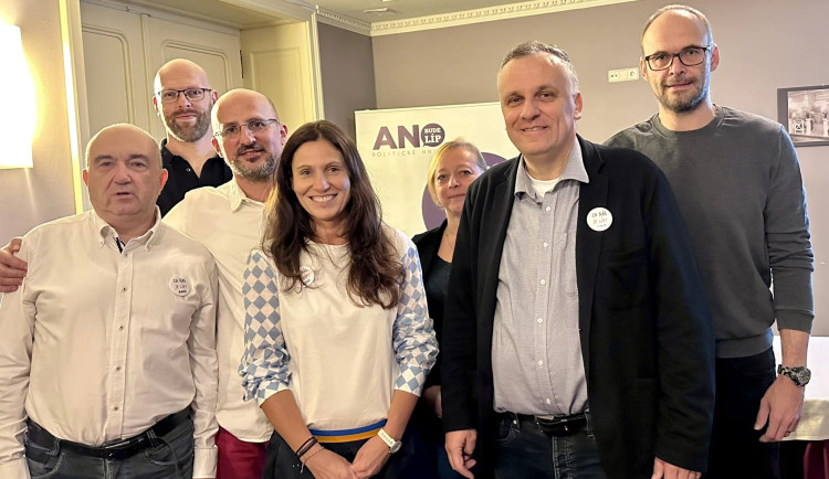 Andrea Pfeffer Ferklová (ANO) se svými stranickými kolegy.